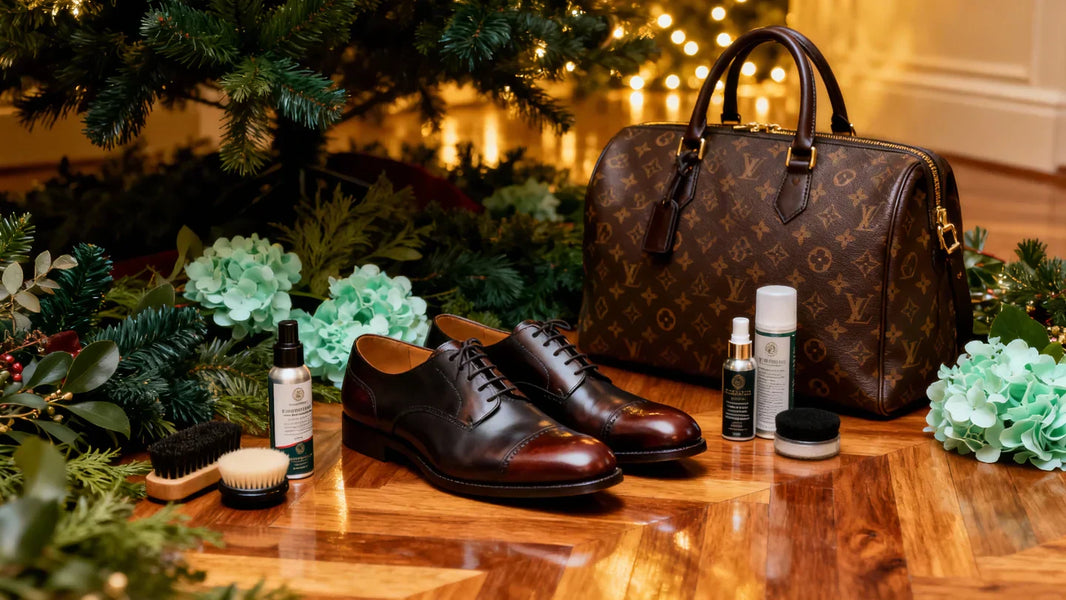 Zapatos elegantes y bolso de lujo con productos de cuidado premium en fondo festivo, imagen editorial decembrina.