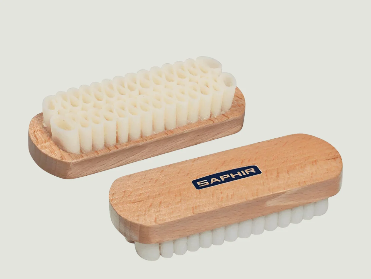 Cepillo Saphir Blue con superficie de crepé natural, diseñado para limpiar ante y nobuck sin dañar. Ideal para calzado y accesorios de textura aterciopelada.