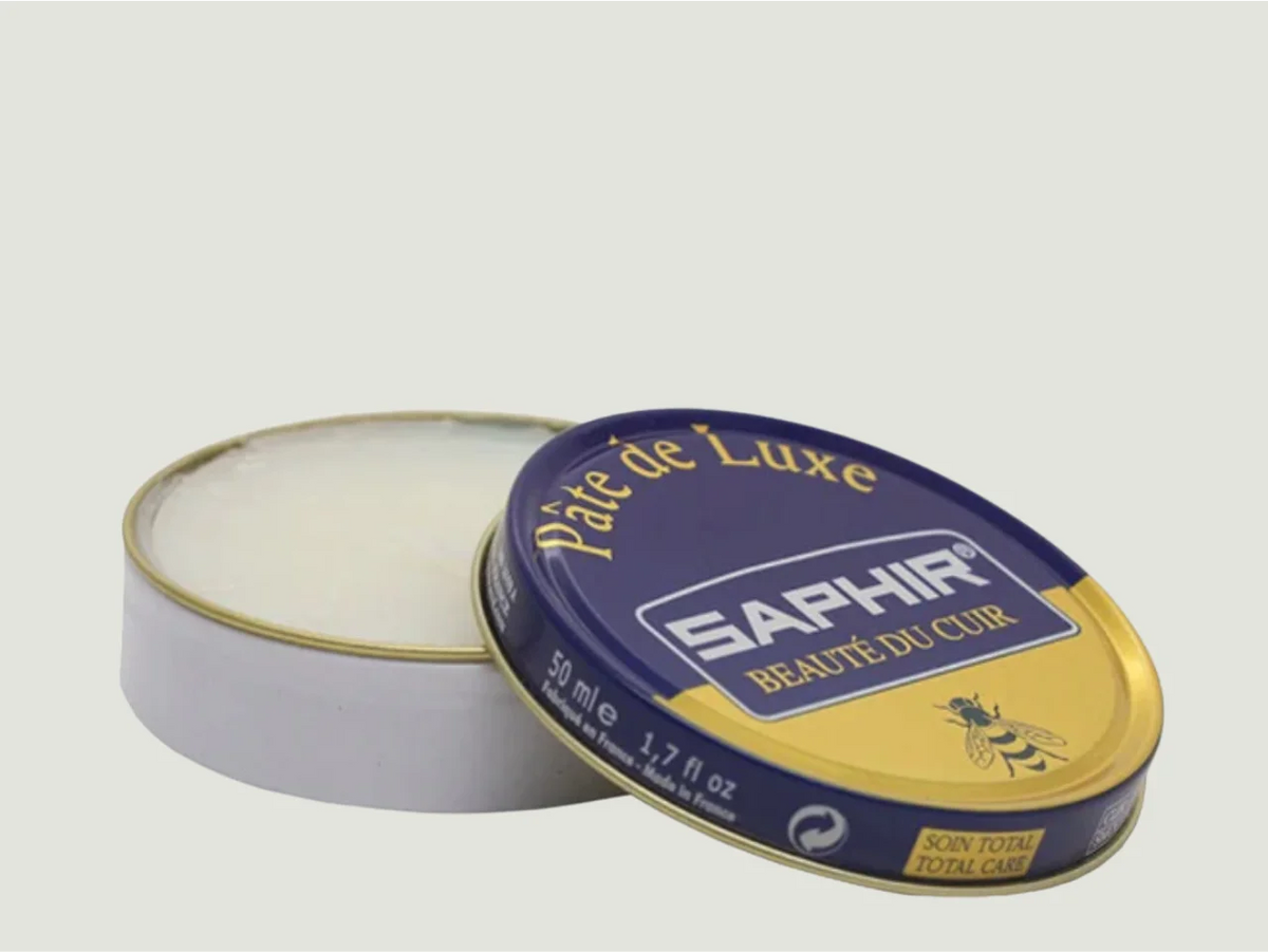 Lata de 50 ml de Saphir Pâte de Luxe en tono negro, pasta premium con ceras naturales para nutrir, proteger y dar brillo al cuero liso. Ideal para calzado de piel.