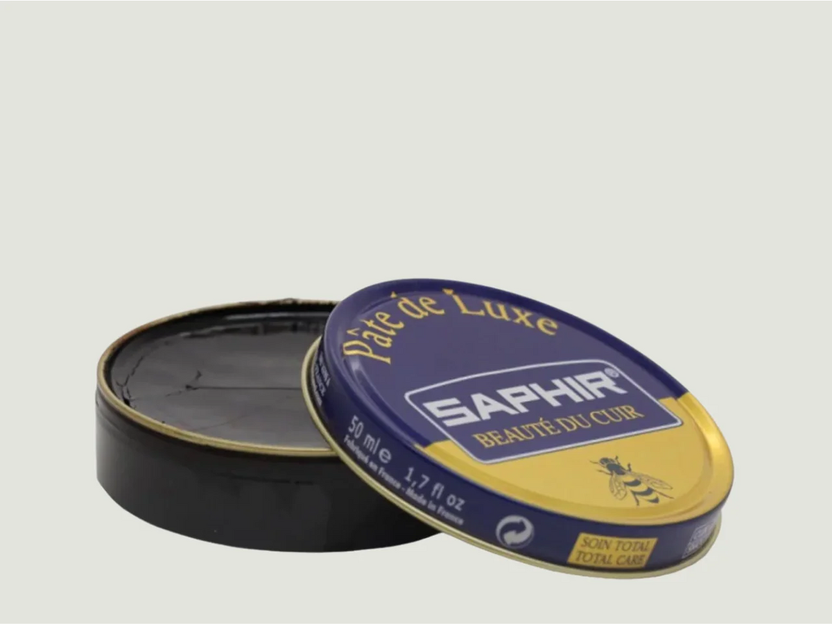 Lata de 50 ml de Saphir Pâte de Luxe en tono negro, pasta premium con ceras naturales para nutrir, proteger y dar brillo al cuero liso. Ideal para calzado de piel.