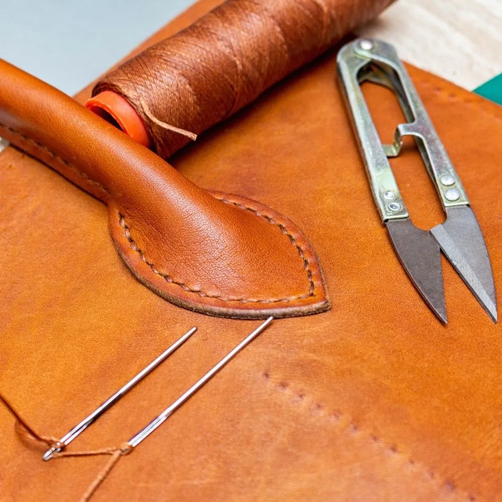 bolsa de cuero mostrada como anuncio para ejemplificar los tratamientos de restauración de accesorios